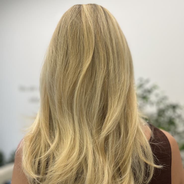 Blond balayage s stopnjevanim krojem do ramen
