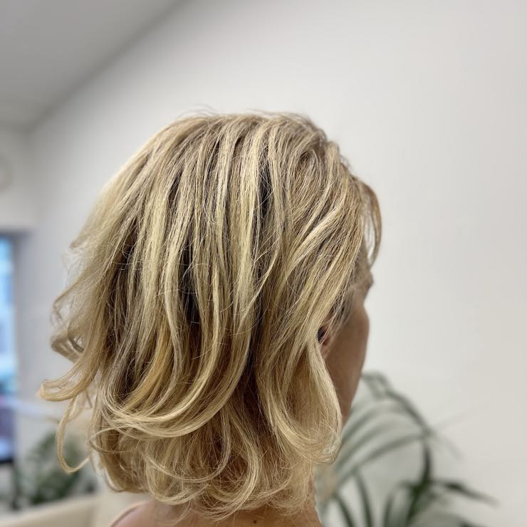 Blond stopnjevano striženje do ramen