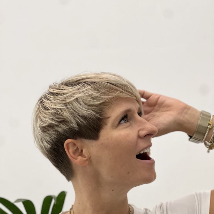 Kratka pixie pričeska v svetlo blond odtenku